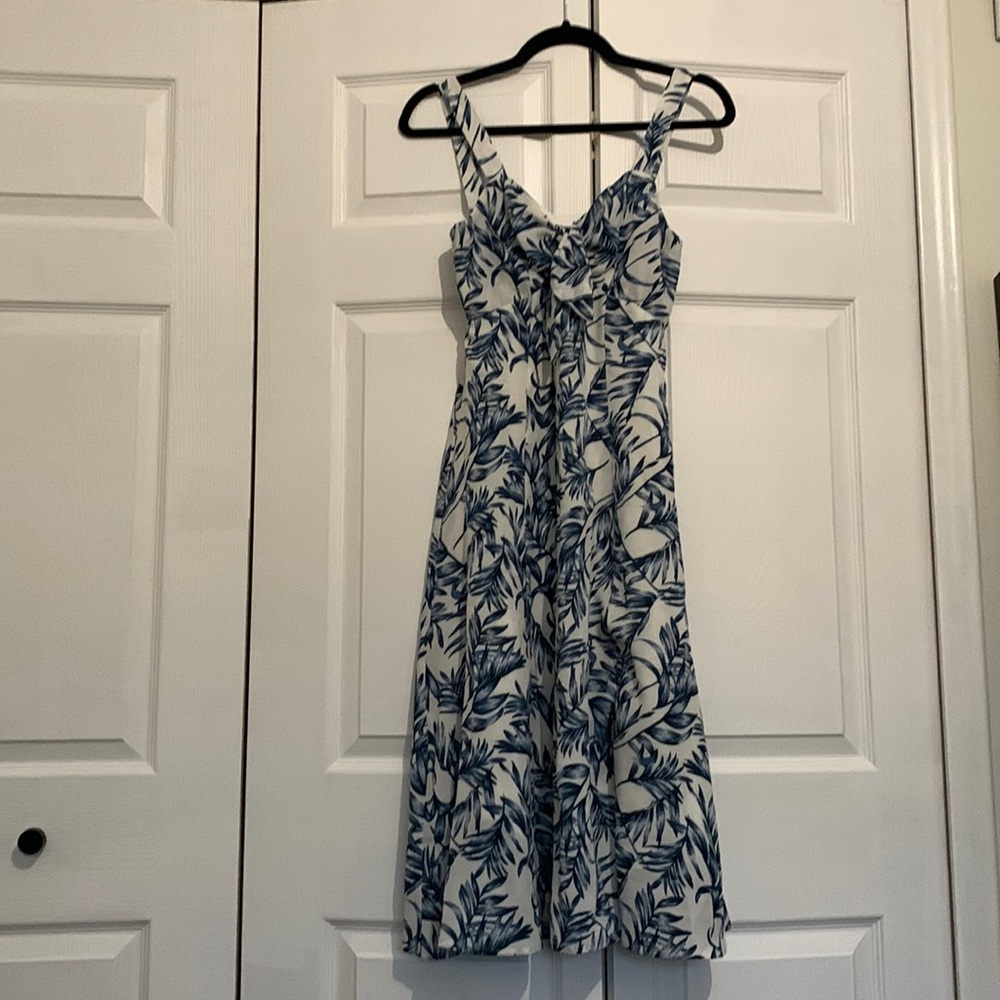 Lulus blue and white floral leaf dress